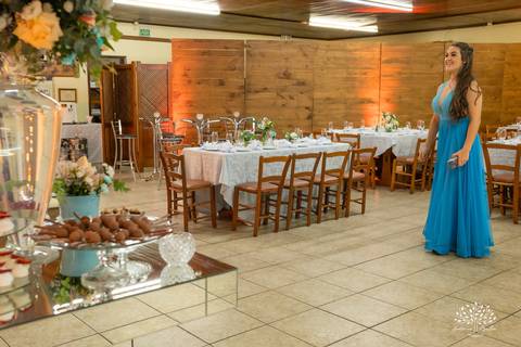 Lívia – Lívia 15 Anos – Ensaio – Ensaio Debutante – Casa da Amizade – Debutante – Campo – Felicidade – Associação Rural de Pelotas – Azul – Fotografia de Família – Debutante – Cantora – Vestido – Lacrou – Antonio Rocha Fotografias – Pelotas – Linda'