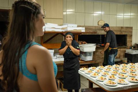 Lívia – Lívia 15 Anos – Ensaio – Ensaio Debutante – Casa da Amizade – Debutante – Campo – Felicidade – Associação Rural de Pelotas – Azul – Fotografia de Família – Debutante – Cantora – Vestido – Lacrou – Antonio Rocha Fotografias – Pelotas – Linda'