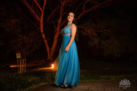 Lívia – Lívia 15 Anos – Ensaio – Ensaio Debutante – Casa da Amizade – Debutante – Campo – Felicidade – Associação Rural de Pelotas – Azul – Fotografia de Família – Debutante – Cantora – Vestido – Lacrou – Antonio Rocha Fotografias – Pelotas – Linda'