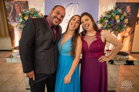 Lívia – Lívia 15 Anos – Ensaio – Ensaio Debutante – Casa da Amizade – Debutante – Campo – Felicidade – Associação Rural de Pelotas – Azul – Fotografia de Família – Debutante – Cantora – Vestido – Lacrou – Antonio Rocha Fotografias – Pelotas – Linda'