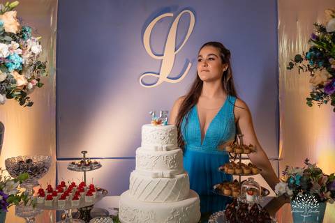 Lívia – Lívia 15 Anos – Ensaio – Ensaio Debutante – Casa da Amizade – Debutante – Campo – Felicidade – Associação Rural de Pelotas – Azul – Fotografia de Família – Debutante – Cantora – Vestido – Lacrou – Antonio Rocha Fotografias – Pelotas – Linda'