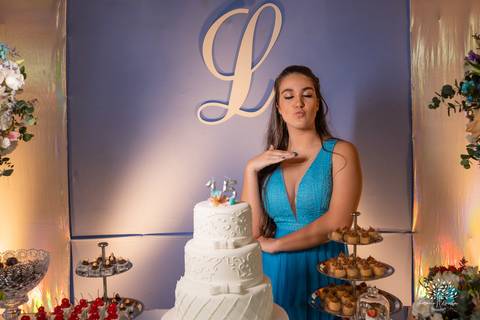 Lívia – Lívia 15 Anos – Ensaio – Ensaio Debutante – Casa da Amizade – Debutante – Campo – Felicidade – Associação Rural de Pelotas – Azul – Fotografia de Família – Debutante – Cantora – Vestido – Lacrou – Antonio Rocha Fotografias – Pelotas – Linda'