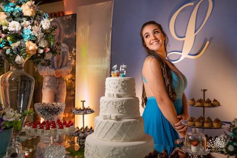 Lívia – Lívia 15 Anos – Ensaio – Ensaio Debutante – Casa da Amizade – Debutante – Campo – Felicidade – Associação Rural de Pelotas – Azul – Fotografia de Família – Debutante – Cantora – Vestido – Lacrou – Antonio Rocha Fotografias – Pelotas – Linda'