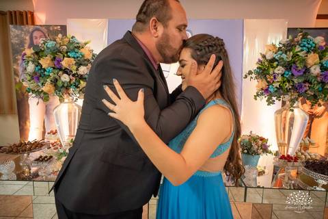 Lívia – Lívia 15 Anos – Ensaio – Ensaio Debutante – Casa da Amizade – Debutante – Campo – Felicidade – Associação Rural de Pelotas – Azul – Fotografia de Família – Debutante – Cantora – Vestido – Lacrou – Antonio Rocha Fotografias – Pelotas – Linda'