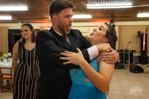 Lívia – Lívia 15 Anos – Ensaio – Ensaio Debutante – Casa da Amizade – Debutante – Campo – Felicidade – Associação Rural de Pelotas – Azul – Fotografia de Família – Debutante – Cantora – Vestido – Lacrou – Antonio Rocha Fotografias – Pelotas – Linda'