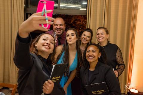 Lívia – Lívia 15 Anos – Ensaio – Ensaio Debutante – Casa da Amizade – Debutante – Campo – Felicidade – Associação Rural de Pelotas – Azul – Fotografia de Família – Debutante – Cantora – Vestido – Lacrou – Antonio Rocha Fotografias – Pelotas – Linda'