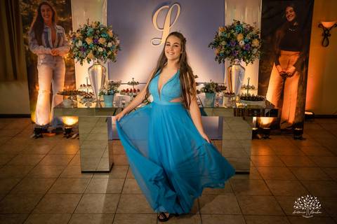 Lívia – Lívia 15 Anos – Ensaio – Ensaio Debutante – Casa da Amizade – Debutante – Campo – Felicidade – Associação Rural de Pelotas – Azul – Fotografia de Família – Debutante – Cantora – Vestido – Lacrou – Antonio Rocha Fotografias – Pelotas – Linda'