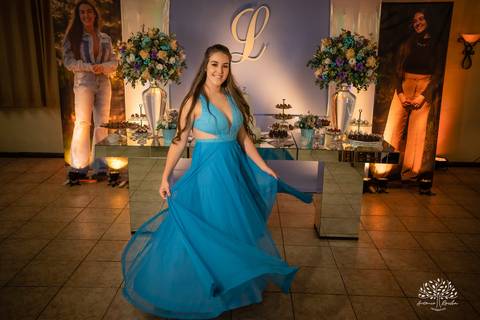 Lívia – Lívia 15 Anos – Ensaio – Ensaio Debutante – Casa da Amizade – Debutante – Campo – Felicidade – Associação Rural de Pelotas – Azul – Fotografia de Família – Debutante – Cantora – Vestido – Lacrou – Antonio Rocha Fotografias – Pelotas – Linda'