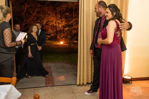Lívia – Lívia 15 Anos – Ensaio – Ensaio Debutante – Casa da Amizade – Debutante – Campo – Felicidade – Associação Rural de Pelotas – Azul – Fotografia de Família – Debutante – Cantora – Vestido – Lacrou – Antonio Rocha Fotografias – Pelotas – Linda'