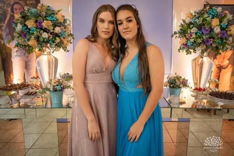 Lívia – Lívia 15 Anos – Ensaio – Ensaio Debutante – Casa da Amizade – Debutante – Campo – Felicidade – Associação Rural de Pelotas – Azul – Fotografia de Família – Debutante – Cantora – Vestido – Lacrou – Antonio Rocha Fotografias – Pelotas – Linda'