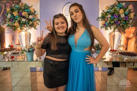 Lívia – Lívia 15 Anos – Ensaio – Ensaio Debutante – Casa da Amizade – Debutante – Campo – Felicidade – Associação Rural de Pelotas – Azul – Fotografia de Família – Debutante – Cantora – Vestido – Lacrou – Antonio Rocha Fotografias – Pelotas – Linda'