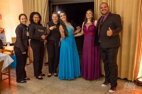 Lívia – Lívia 15 Anos – Ensaio – Ensaio Debutante – Casa da Amizade – Debutante – Campo – Felicidade – Associação Rural de Pelotas – Azul – Fotografia de Família – Debutante – Cantora – Vestido – Lacrou – Antonio Rocha Fotografias – Pelotas – Linda'