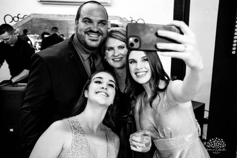 Lívia – Lívia 15 Anos – Ensaio – Ensaio Debutante – Casa da Amizade – Debutante – Campo – Felicidade – Associação Rural de Pelotas – Azul – Fotografia de Família – Debutante – Cantora – Vestido – Lacrou – Antonio Rocha Fotografias – Pelotas – Linda'