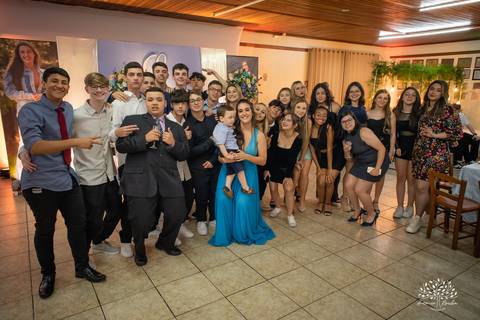 Lívia – Lívia 15 Anos – Ensaio – Ensaio Debutante – Casa da Amizade – Debutante – Campo – Felicidade – Associação Rural de Pelotas – Azul – Fotografia de Família – Debutante – Cantora – Vestido – Lacrou – Antonio Rocha Fotografias – Pelotas – Linda'