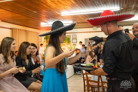 Lívia – Lívia 15 Anos – Ensaio – Ensaio Debutante – Casa da Amizade – Debutante – Campo – Felicidade – Associação Rural de Pelotas – Azul – Fotografia de Família – Debutante – Cantora – Vestido – Lacrou – Antonio Rocha Fotografias – Pelotas – Linda'
