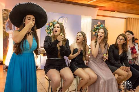 Lívia – Lívia 15 Anos – Ensaio – Ensaio Debutante – Casa da Amizade – Debutante – Campo – Felicidade – Associação Rural de Pelotas – Azul – Fotografia de Família – Debutante – Cantora – Vestido – Lacrou – Antonio Rocha Fotografias – Pelotas – Linda'
