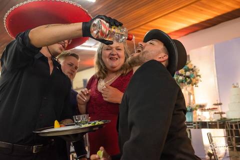 Lívia – Lívia 15 Anos – Ensaio – Ensaio Debutante – Casa da Amizade – Debutante – Campo – Felicidade – Associação Rural de Pelotas – Azul – Fotografia de Família – Debutante – Cantora – Vestido – Lacrou – Antonio Rocha Fotografias – Pelotas – Linda'