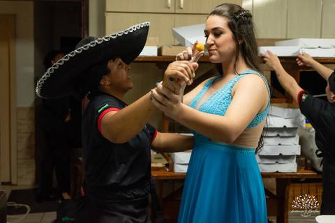 Lívia – Lívia 15 Anos – Ensaio – Ensaio Debutante – Casa da Amizade – Debutante – Campo – Felicidade – Associação Rural de Pelotas – Azul – Fotografia de Família – Debutante – Cantora – Vestido – Lacrou – Antonio Rocha Fotografias – Pelotas – Linda'