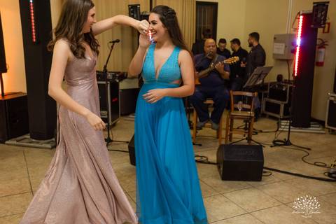 Lívia – Lívia 15 Anos – Ensaio – Ensaio Debutante – Casa da Amizade – Debutante – Campo – Felicidade – Associação Rural de Pelotas – Azul – Fotografia de Família – Debutante – Cantora – Vestido – Lacrou – Antonio Rocha Fotografias – Pelotas – Linda'