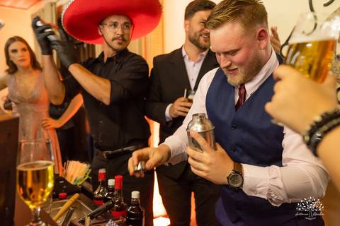 Lívia – Lívia 15 Anos – Ensaio – Ensaio Debutante – Casa da Amizade – Debutante – Campo – Felicidade – Associação Rural de Pelotas – Azul – Fotografia de Família – Debutante – Cantora – Vestido – Lacrou – Antonio Rocha Fotografias – Pelotas – Linda'