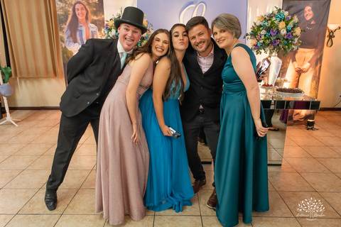 Lívia – Lívia 15 Anos – Ensaio – Ensaio Debutante – Casa da Amizade – Debutante – Campo – Felicidade – Associação Rural de Pelotas – Azul – Fotografia de Família – Debutante – Cantora – Vestido – Lacrou – Antonio Rocha Fotografias – Pelotas – Linda'