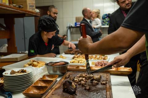 Lívia – Lívia 15 Anos – Ensaio – Ensaio Debutante – Casa da Amizade – Debutante – Campo – Felicidade – Associação Rural de Pelotas – Azul – Fotografia de Família – Debutante – Cantora – Vestido – Lacrou – Antonio Rocha Fotografias – Pelotas – Linda'
