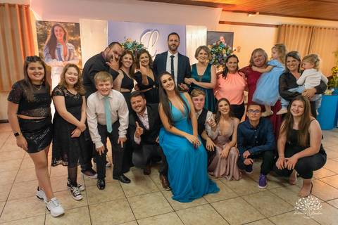 Lívia – Lívia 15 Anos – Ensaio – Ensaio Debutante – Casa da Amizade – Debutante – Campo – Felicidade – Associação Rural de Pelotas – Azul – Fotografia de Família – Debutante – Cantora – Vestido – Lacrou – Antonio Rocha Fotografias – Pelotas – Linda'