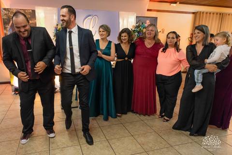 Lívia – Lívia 15 Anos – Ensaio – Ensaio Debutante – Casa da Amizade – Debutante – Campo – Felicidade – Associação Rural de Pelotas – Azul – Fotografia de Família – Debutante – Cantora – Vestido – Lacrou – Antonio Rocha Fotografias – Pelotas – Linda'