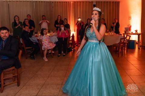 Lívia – Lívia 15 Anos – Ensaio – Ensaio Debutante – Casa da Amizade – Debutante – Campo – Felicidade – Associação Rural de Pelotas – Azul – Fotografia de Família – Debutante – Cantora – Vestido – Lacrou – Antonio Rocha Fotografias – Pelotas – Linda'