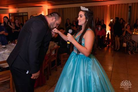 Lívia – Lívia 15 Anos – Ensaio – Ensaio Debutante – Casa da Amizade – Debutante – Campo – Felicidade – Associação Rural de Pelotas – Azul – Fotografia de Família – Debutante – Cantora – Vestido – Lacrou – Antonio Rocha Fotografias – Pelotas – Linda'