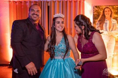 Lívia – Lívia 15 Anos – Ensaio – Ensaio Debutante – Casa da Amizade – Debutante – Campo – Felicidade – Associação Rural de Pelotas – Azul – Fotografia de Família – Debutante – Cantora – Vestido – Lacrou – Antonio Rocha Fotografias – Pelotas – Linda'