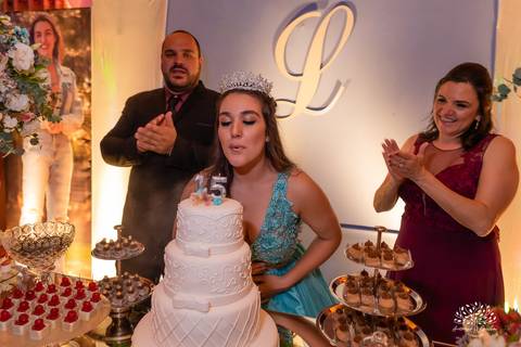 Lívia – Lívia 15 Anos – Ensaio – Ensaio Debutante – Casa da Amizade – Debutante – Campo – Felicidade – Associação Rural de Pelotas – Azul – Fotografia de Família – Debutante – Cantora – Vestido – Lacrou – Antonio Rocha Fotografias – Pelotas – Linda'