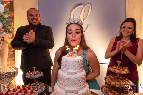 Lívia – Lívia 15 Anos – Ensaio – Ensaio Debutante – Casa da Amizade – Debutante – Campo – Felicidade – Associação Rural de Pelotas – Azul – Fotografia de Família – Debutante – Cantora – Vestido – Lacrou – Antonio Rocha Fotografias – Pelotas – Linda'