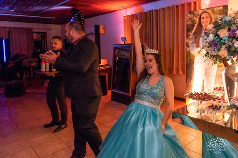 Lívia – Lívia 15 Anos – Ensaio – Ensaio Debutante – Casa da Amizade – Debutante – Campo – Felicidade – Associação Rural de Pelotas – Azul – Fotografia de Família – Debutante – Cantora – Vestido – Lacrou – Antonio Rocha Fotografias – Pelotas – Linda'