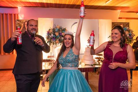 Lívia – Lívia 15 Anos – Ensaio – Ensaio Debutante – Casa da Amizade – Debutante – Campo – Felicidade – Associação Rural de Pelotas – Azul – Fotografia de Família – Debutante – Cantora – Vestido – Lacrou – Antonio Rocha Fotografias – Pelotas – Linda'