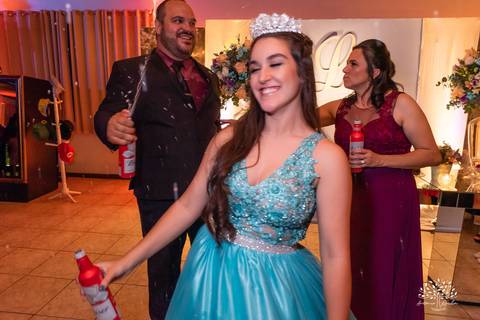 Lívia – Lívia 15 Anos – Ensaio – Ensaio Debutante – Casa da Amizade – Debutante – Campo – Felicidade – Associação Rural de Pelotas – Azul – Fotografia de Família – Debutante – Cantora – Vestido – Lacrou – Antonio Rocha Fotografias – Pelotas – Linda'