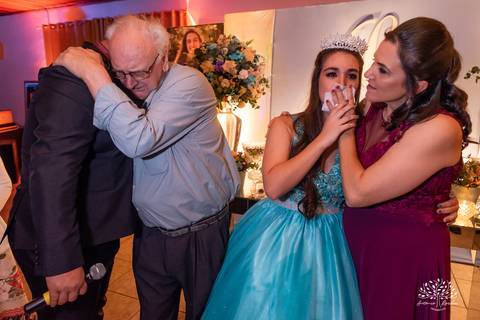 Lívia – Lívia 15 Anos – Ensaio – Ensaio Debutante – Casa da Amizade – Debutante – Campo – Felicidade – Associação Rural de Pelotas – Azul – Fotografia de Família – Debutante – Cantora – Vestido – Lacrou – Antonio Rocha Fotografias – Pelotas – Linda'