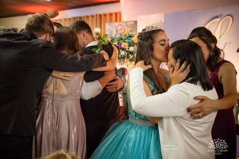 Lívia – Lívia 15 Anos – Ensaio – Ensaio Debutante – Casa da Amizade – Debutante – Campo – Felicidade – Associação Rural de Pelotas – Azul – Fotografia de Família – Debutante – Cantora – Vestido – Lacrou – Antonio Rocha Fotografias – Pelotas – Linda'