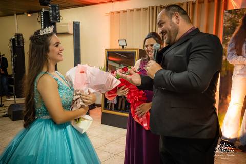 Lívia – Lívia 15 Anos – Ensaio – Ensaio Debutante – Casa da Amizade – Debutante – Campo – Felicidade – Associação Rural de Pelotas – Azul – Fotografia de Família – Debutante – Cantora – Vestido – Lacrou – Antonio Rocha Fotografias – Pelotas – Linda'