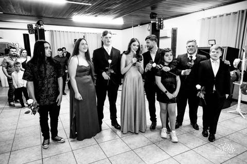 Lívia – Lívia 15 Anos – Ensaio – Ensaio Debutante – Casa da Amizade – Debutante – Campo – Felicidade – Associação Rural de Pelotas – Azul – Fotografia de Família – Debutante – Cantora – Vestido – Lacrou – Antonio Rocha Fotografias – Pelotas – Linda'