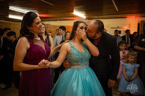 Lívia – Lívia 15 Anos – Ensaio – Ensaio Debutante – Casa da Amizade – Debutante – Campo – Felicidade – Associação Rural de Pelotas – Azul – Fotografia de Família – Debutante – Cantora – Vestido – Lacrou – Antonio Rocha Fotografias – Pelotas – Linda'