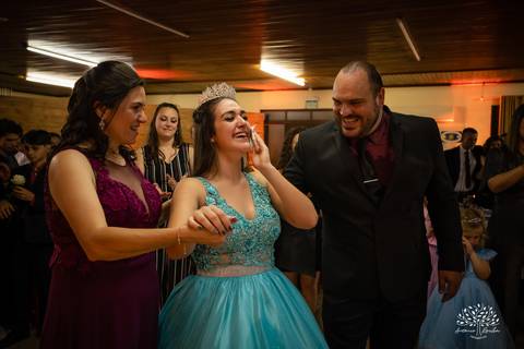 Lívia – Lívia 15 Anos – Ensaio – Ensaio Debutante – Casa da Amizade – Debutante – Campo – Felicidade – Associação Rural de Pelotas – Azul – Fotografia de Família – Debutante – Cantora – Vestido – Lacrou – Antonio Rocha Fotografias – Pelotas – Linda'