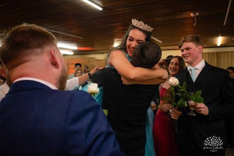 Lívia – Lívia 15 Anos – Ensaio – Ensaio Debutante – Casa da Amizade – Debutante – Campo – Felicidade – Associação Rural de Pelotas – Azul – Fotografia de Família – Debutante – Cantora – Vestido – Lacrou – Antonio Rocha Fotografias – Pelotas – Linda'