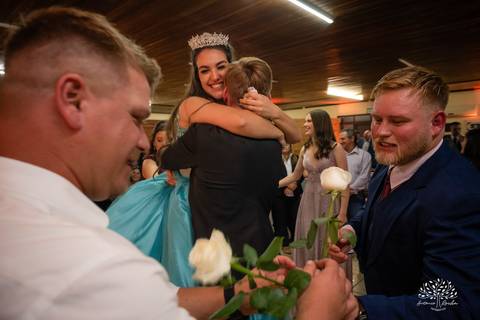 Lívia – Lívia 15 Anos – Ensaio – Ensaio Debutante – Casa da Amizade – Debutante – Campo – Felicidade – Associação Rural de Pelotas – Azul – Fotografia de Família – Debutante – Cantora – Vestido – Lacrou – Antonio Rocha Fotografias – Pelotas – Linda'