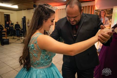 Lívia – Lívia 15 Anos – Ensaio – Ensaio Debutante – Casa da Amizade – Debutante – Campo – Felicidade – Associação Rural de Pelotas – Azul – Fotografia de Família – Debutante – Cantora – Vestido – Lacrou – Antonio Rocha Fotografias – Pelotas – Linda'