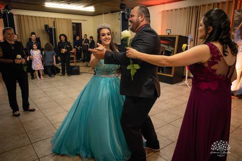 Lívia – Lívia 15 Anos – Ensaio – Ensaio Debutante – Casa da Amizade – Debutante – Campo – Felicidade – Associação Rural de Pelotas – Azul – Fotografia de Família – Debutante – Cantora – Vestido – Lacrou – Antonio Rocha Fotografias – Pelotas – Linda'