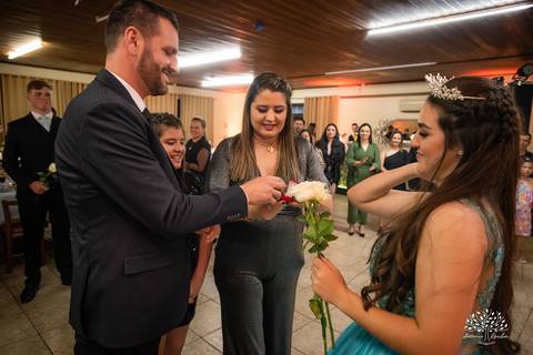 Lívia – Lívia 15 Anos – Ensaio – Ensaio Debutante – Casa da Amizade – Debutante – Campo – Felicidade – Associação Rural de Pelotas – Azul – Fotografia de Família – Debutante – Cantora – Vestido – Lacrou – Antonio Rocha Fotografias – Pelotas – Linda'