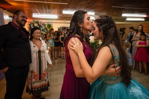 Lívia – Lívia 15 Anos – Ensaio – Ensaio Debutante – Casa da Amizade – Debutante – Campo – Felicidade – Associação Rural de Pelotas – Azul – Fotografia de Família – Debutante – Cantora – Vestido – Lacrou – Antonio Rocha Fotografias – Pelotas – Linda'