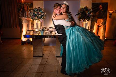 Lívia – Lívia 15 Anos – Ensaio – Ensaio Debutante – Casa da Amizade – Debutante – Campo – Felicidade – Associação Rural de Pelotas – Azul – Fotografia de Família – Debutante – Cantora – Vestido – Lacrou – Antonio Rocha Fotografias – Pelotas – Linda'