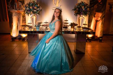 Lívia – Lívia 15 Anos – Ensaio – Ensaio Debutante – Casa da Amizade – Debutante – Campo – Felicidade – Associação Rural de Pelotas – Azul – Fotografia de Família – Debutante – Cantora – Vestido – Lacrou – Antonio Rocha Fotografias – Pelotas – Linda'